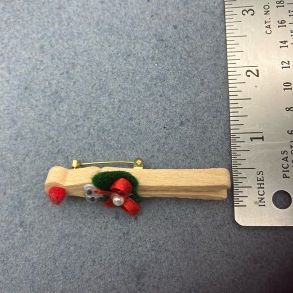 Christmas Pin Brooch Reindeer Wooden Clothes Pin Red Bow Nose Googly Eyes Retro - Picture 7 of 7